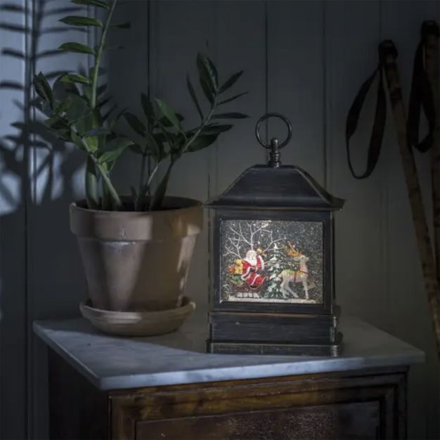 Konstsmide kerstverlichting - sneeuwlantaarn met kerstman en eland op batterijen - 17,5 x 8,5 x 25 cm - bruin