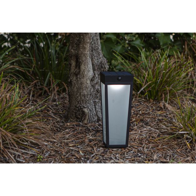 Lutec Dias - grondlamp op piek met zonne-energie en bewegingssensor - 12,2 x 12,2 x 48,4 cm - 8,4W LED dimbaar + RGB via app - IP44 - zwart met frosted glas