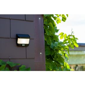 Lutec Try - buiten wandverlichting met sensor op zonne-energie - 12,5 x 11,8 x 6,9 cm - 8W LED incl. - IP54 - zwart