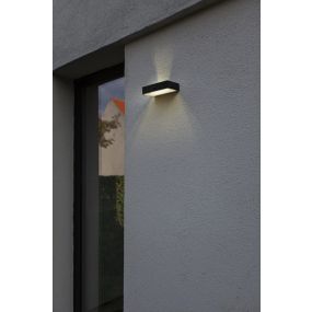 Lutec Fadi - buiten wandverlichting op zonne-energie met bewegingsmelder - slimme verlichting - Lutec Connect - 18 x 10,5 x 4,3 cm - 5W LED incl. - IP54 - zwart 