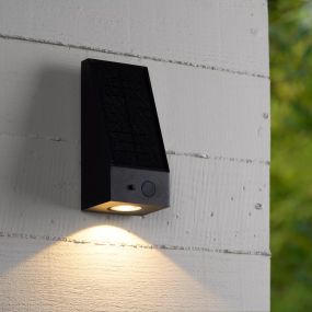 Lucide Irwin - buiten wandlamp met dag- nachtsensor op zonne-energie - 8,1 x 8 x 18 cm - 2W dimbare LED incl. - IP54 - zwart