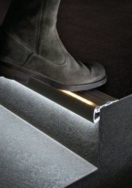 Klus STEP - LED profiel voor trapranden - 4,1 x 8 cm - zwart