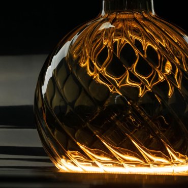 Segula LED lamp - Floating Line Twisted - Ø 12,5 x 16,5 cm - E27 - 6W dimbaar - 1900K - gerookt