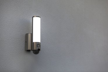 Lutec Elara - buiten wandverlichting met bewegingsmelder en camera - slimme verlichting - Lutec Connect - 7,6 x 14 x 33,4 cm - 17,5W LED incl. - IP44 - grijs