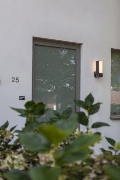 Lutec Cuba - buiten wandverlichting met bewegingsmelder en camera - slimme verlichting - Lutec Connect - 9,2 x 19,5 x 32,5 cm - 17,3W LED incl. - IP44 - donkergrijs