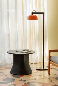 Faro Tatawin - vloerlamp - 30 x 47,7 x 148 cm - satijnzwart en glansroodachtigoranje