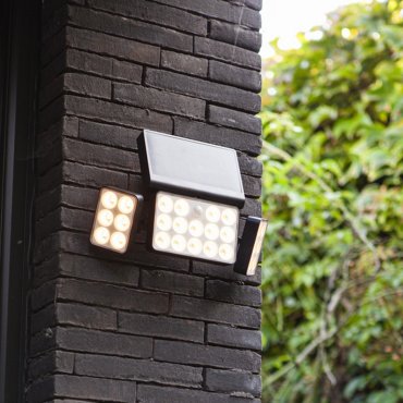 Lutec Tuda - buiten wandverlichting op zonne-energie met bewegingsmelder - slimme verlichting - Lutec Connect - 32,1 x 11,7 x 20,9 cm - 13W LED incl. - IP44 - zwart