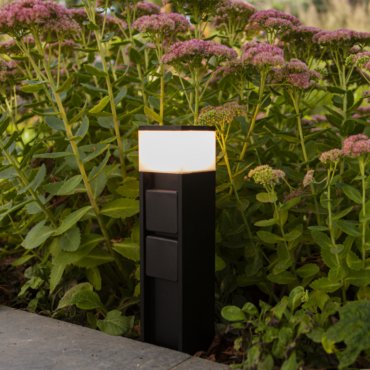 Lutec Mains - tuinpaal met stopcontacten - slimme verlichting - 8 x 8 x 36,7 cm - 11W LED incl. - IP44 - zwart - 2 zijdelingse stopcontacten (Nederlandse versie)