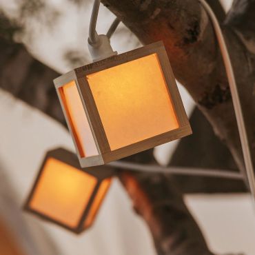New Garden Vega - lichtslinger aansluitbaar via kabel of zonne-energie - 8 meter slinger waarvan 3 meter snoer - 10 LED-lampen incl. - IP44 - bamboe en wit